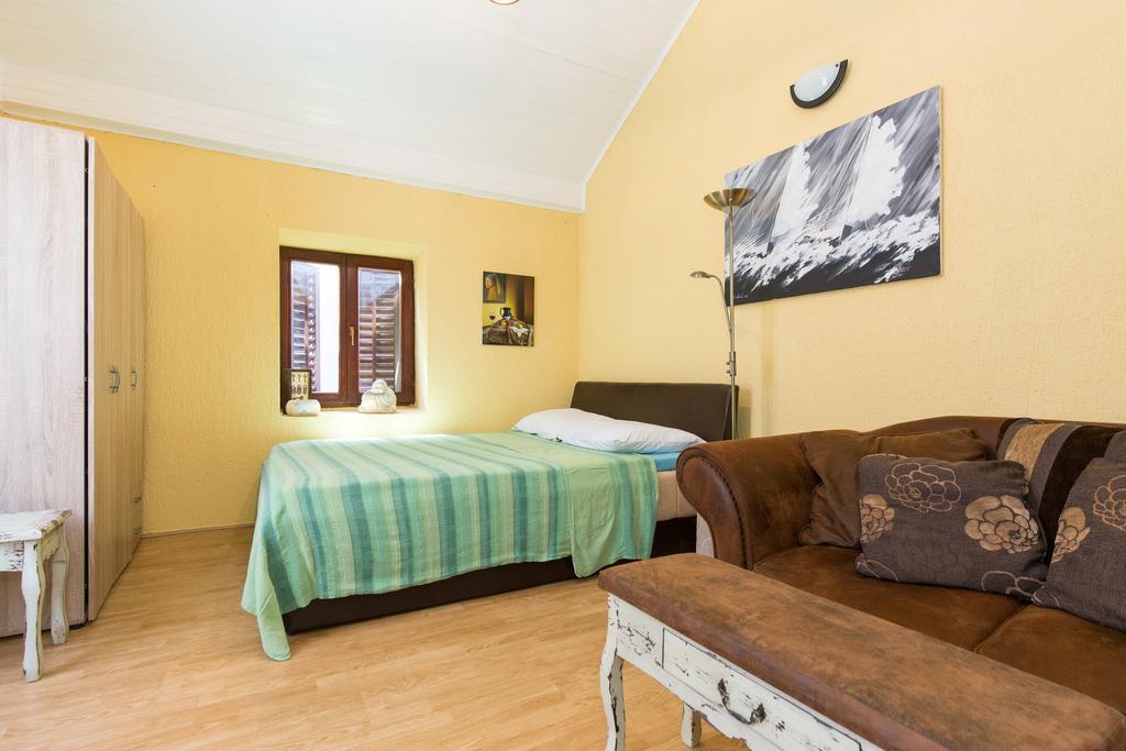 Appartamento Yvonne Krk Town Esterno foto